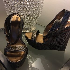 BCBG MAXAZRIA PLATFORM WEDGE